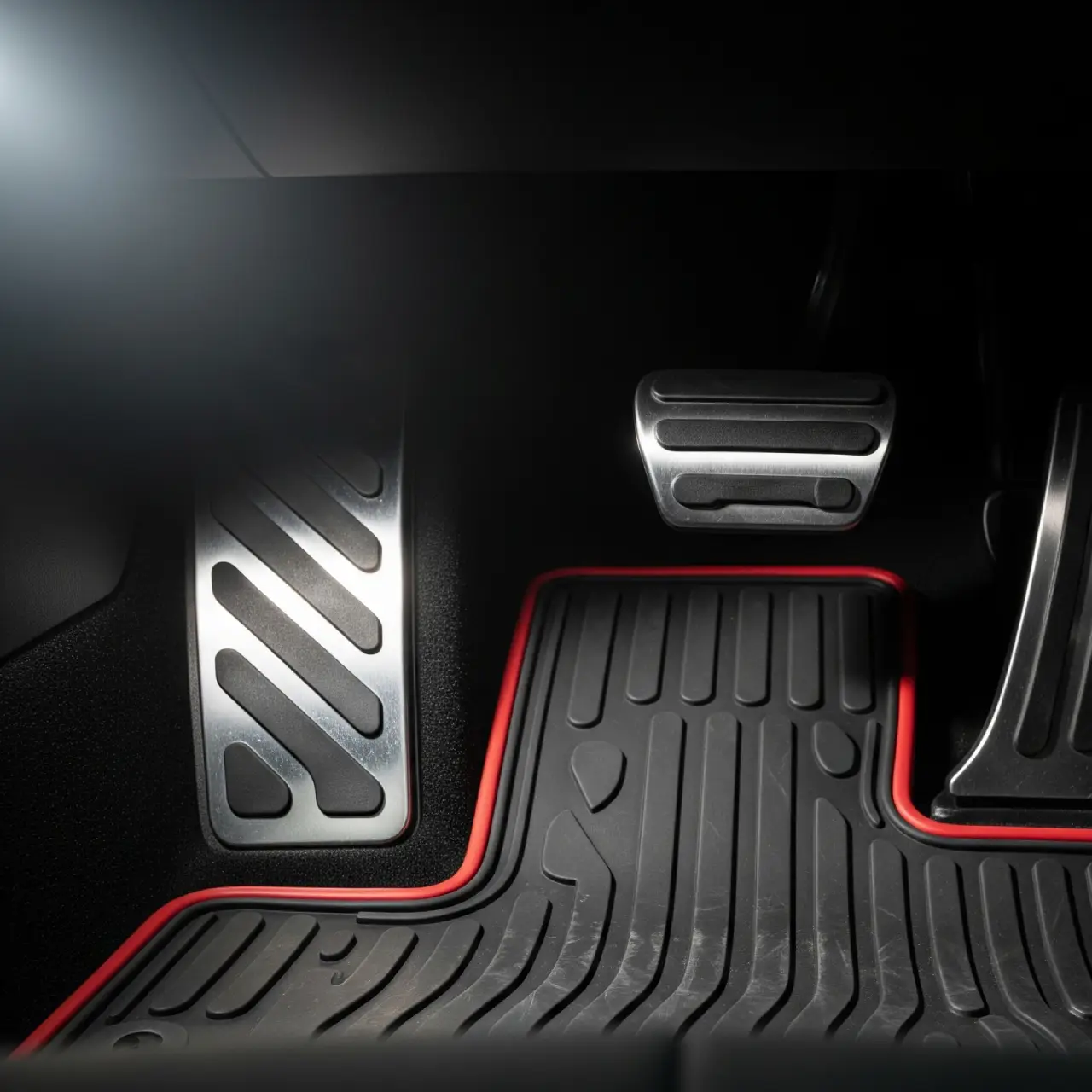 LKW-Fußraum: gereinigte Gummimatten und Pedale wie neu – Truck Titan.