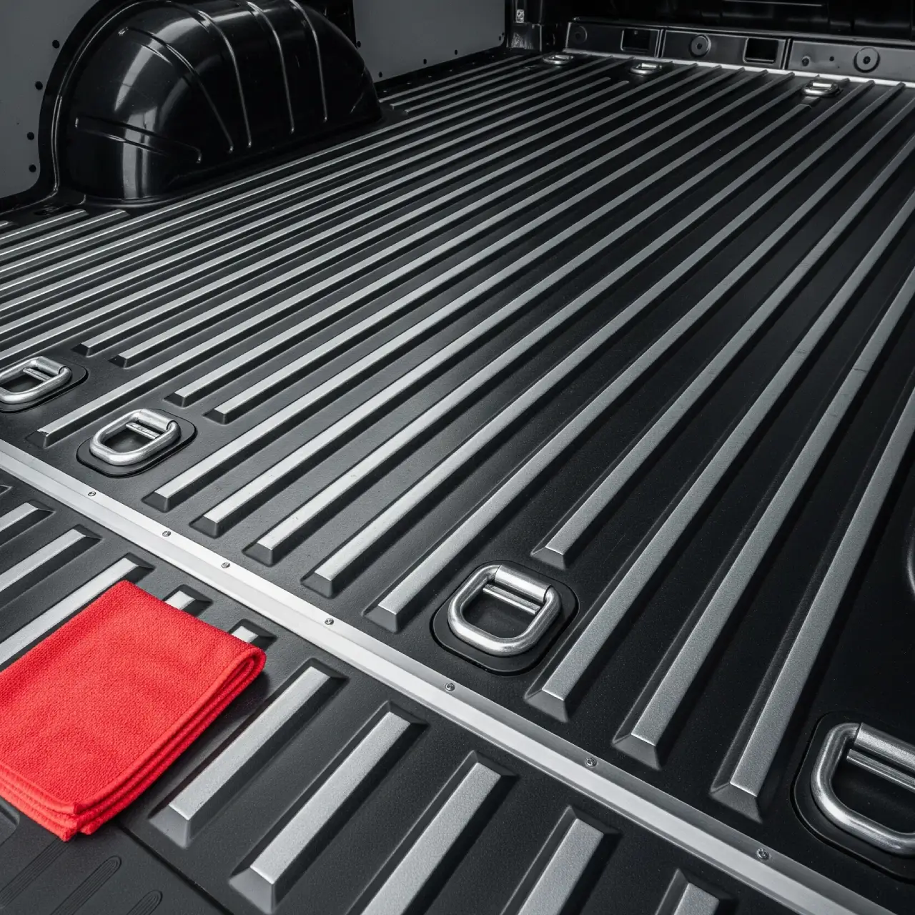 Reiner Sprinter-Laderaum: gereinigter Riffelboden, trockene Flächen – Truck Titan.